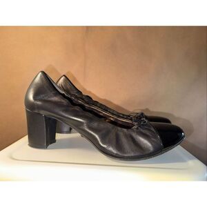 AGL Attilio Giusti Leombruni black leather cap-toe block heel pumps with a bow d